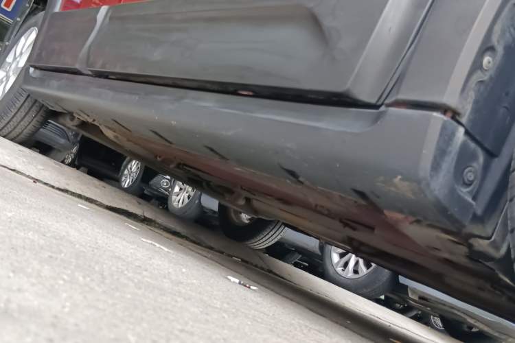Used Venucia R50X 2013 1.6L Automatic Model Right Side Sill
