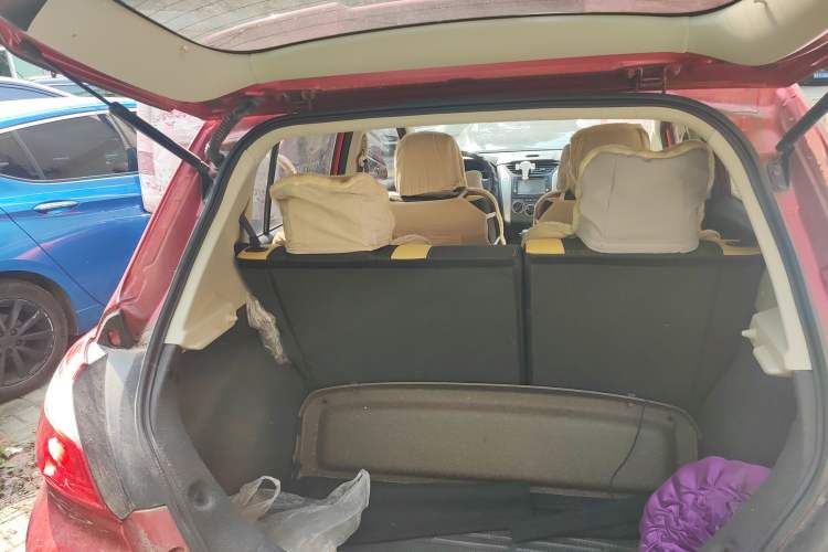 Used Venucia R50X 2013 1.6L Automatic Model Trunk