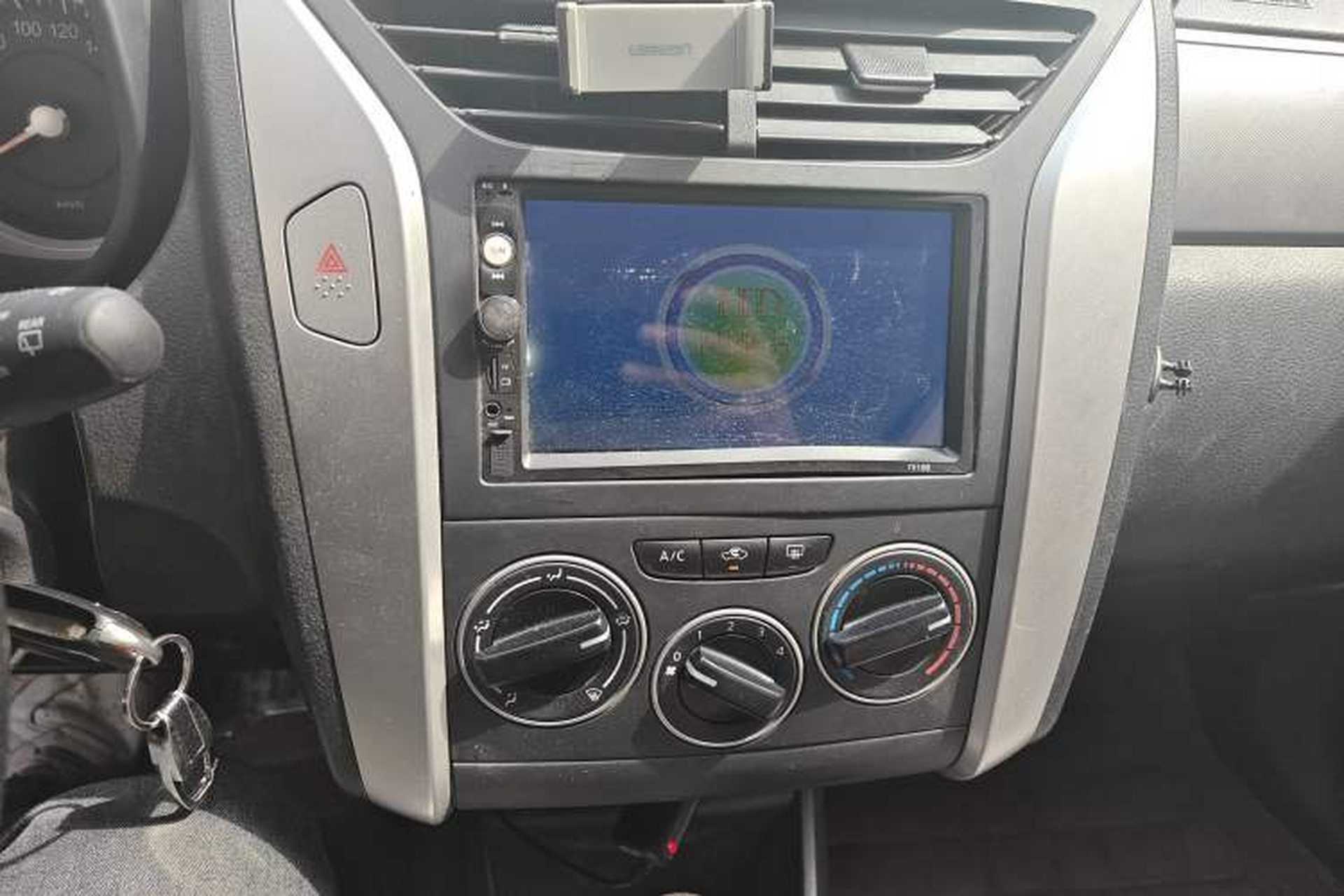 Used Venucia R50X 2013 1.6L Automatic Model Audio And AC Panel