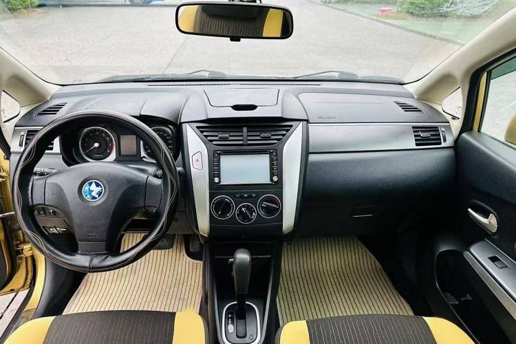 Used Venucia R50X 2013 1.6L Automatic Model Center Console