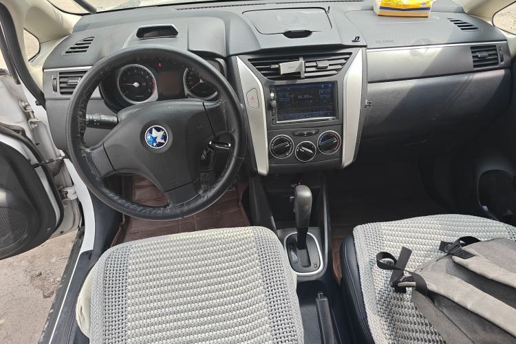 Used Venucia R50X 2013 1.6L Automatic Model Center Console