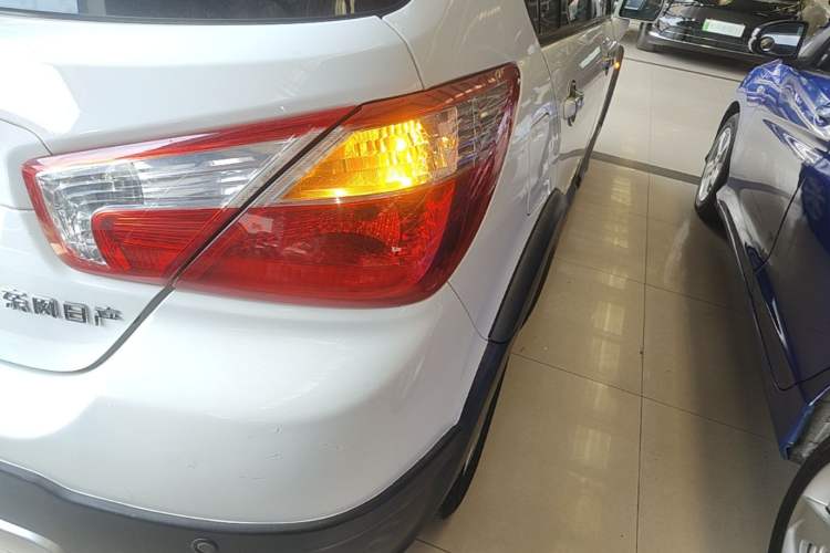 Used Venucia R50X 2013 1.6L Automatic Model Exterior 3