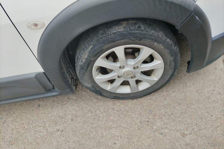 Used Venucia R50X 2013 1.6L Automatic Model Exterior 7