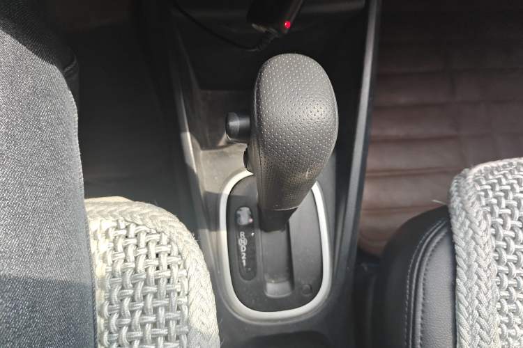 Used Venucia R50X 2013 1.6L Automatic Model Gear Lever