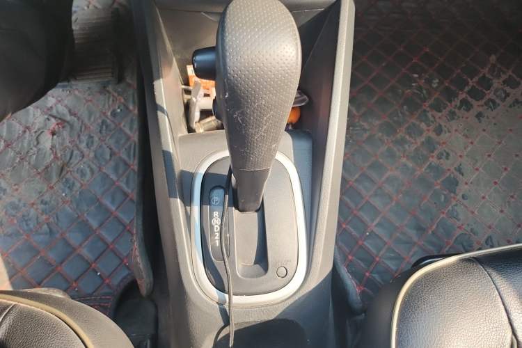 Used Venucia R50X 2013 1.6L Automatic Model Gear Lever