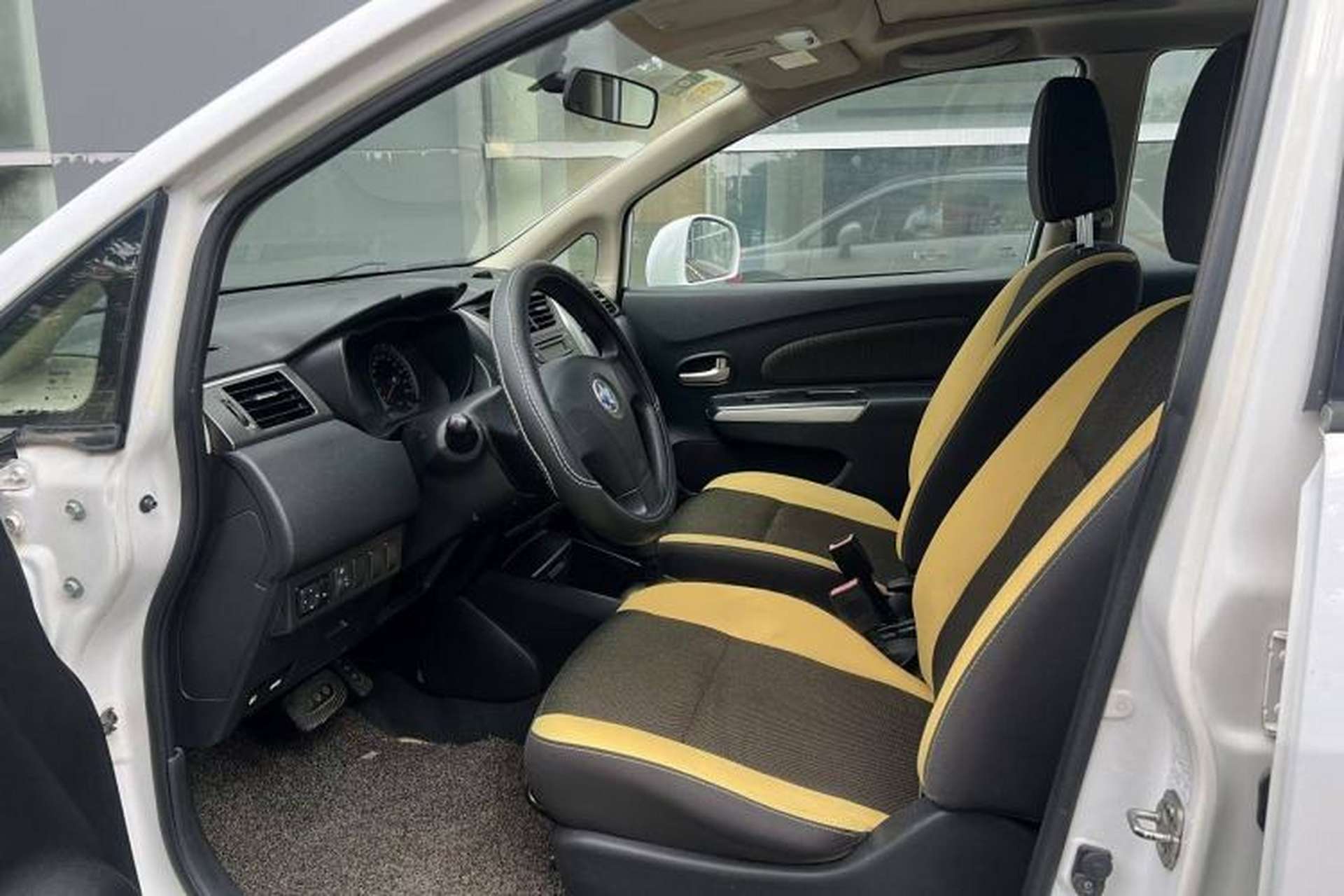 Used Venucia R50X 2013 1.6L Automatic Model Interior 2