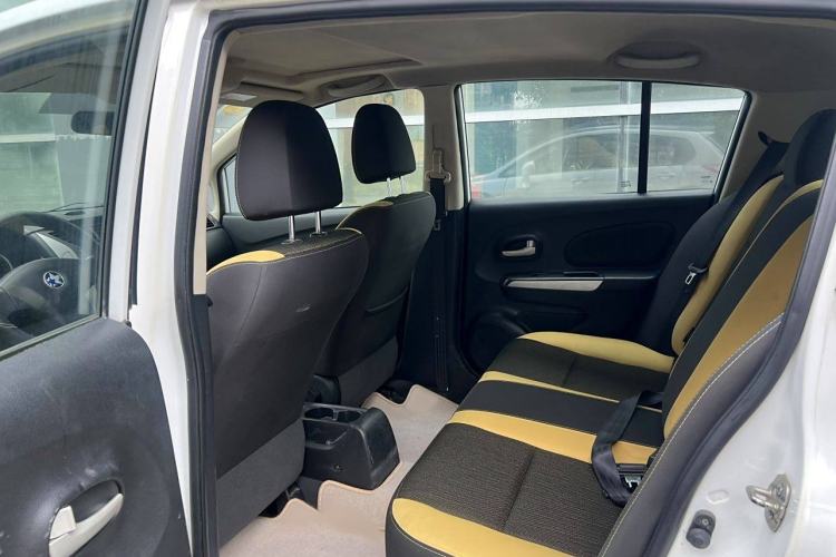 Used Venucia R50X 2013 1.6L Automatic Model Interior 3