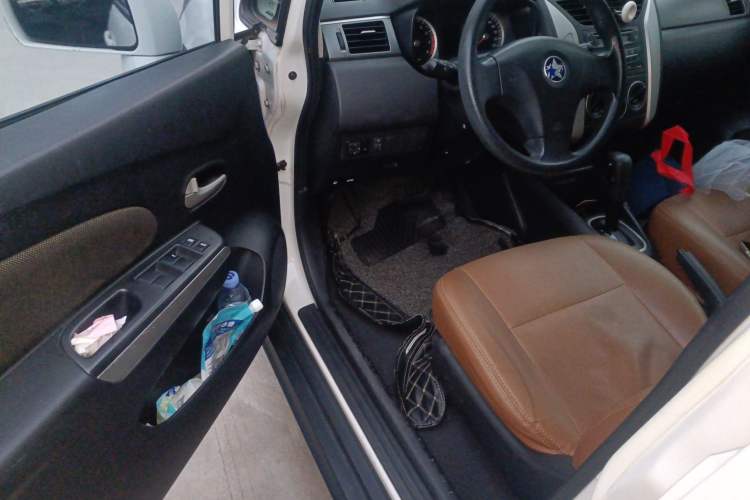 Used Venucia R50X 2013 1.6L Automatic Model Interior 3