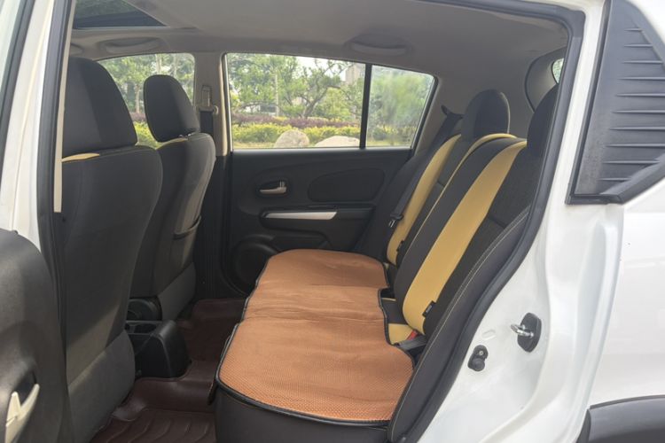 Used Venucia R50X 2013 1.6L Automatic Model Interior 3