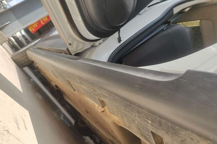 Used Venucia R50X 2013 1.6L Automatic Model Left Side Sill