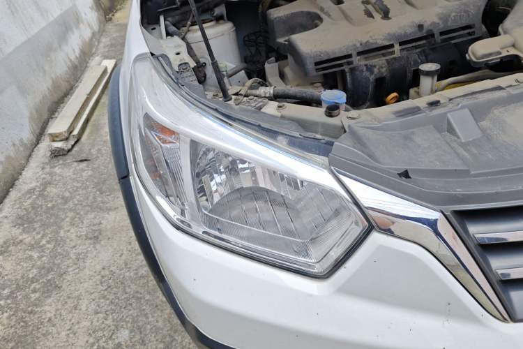 Used Venucia R50X 2013 1.6L Manual Model Right Front Headlight