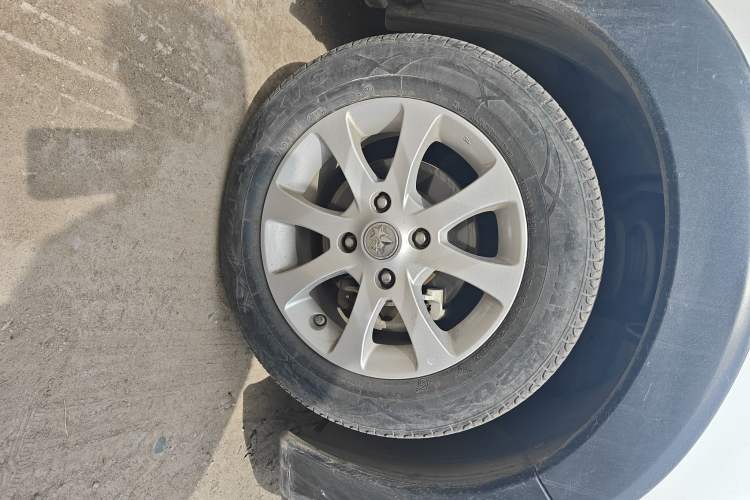 Used Venucia R50X 2013 1.6L Automatic Model Right Front Wheel Hub