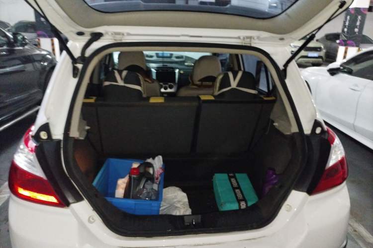 Used Venucia R50X 2013 1.6L Automatic Model Trunk