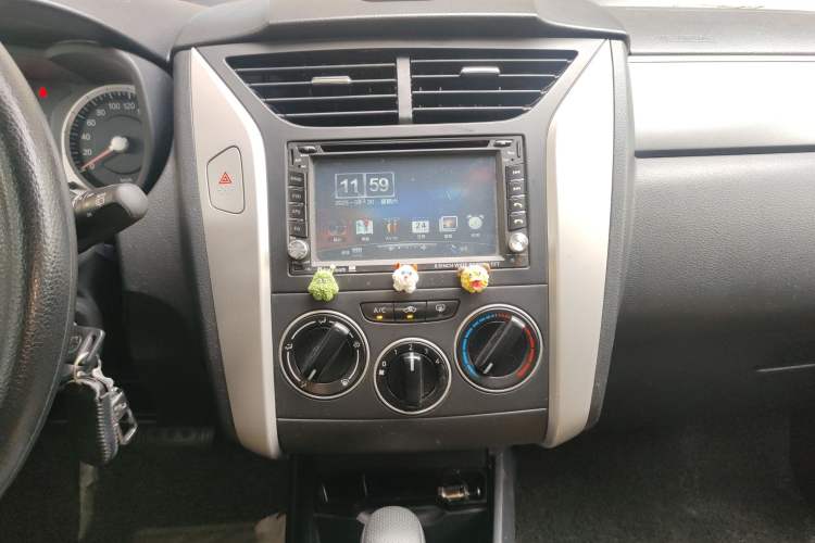Used Venucia R50X 2013 1.6L Automatic Model Audio And AC Panel
