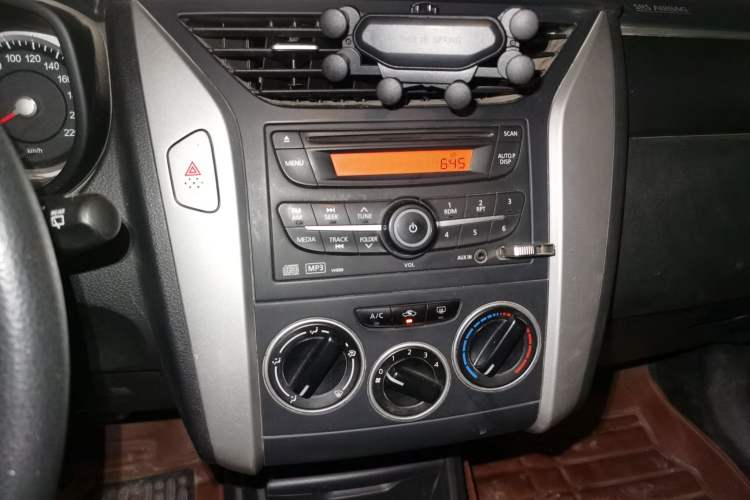 Used Venucia R50X 2013 1.6L Manual Model Audio And AC Panel