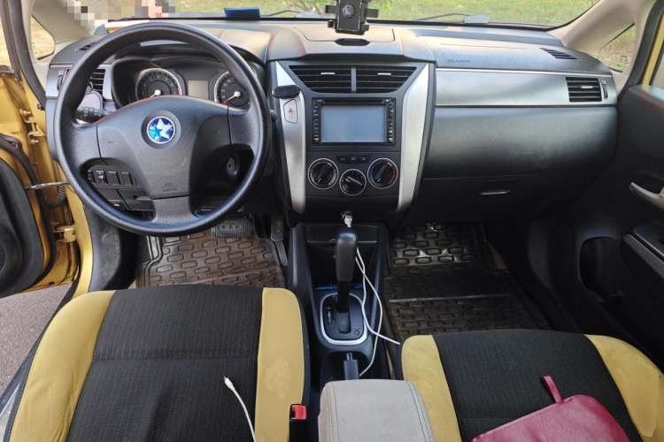 Used Venucia R50X 2013 1.6L Automatic Model Center Console