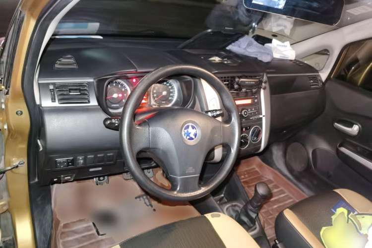 Used Venucia R50X 2013 1.6L Manual Model Center Console