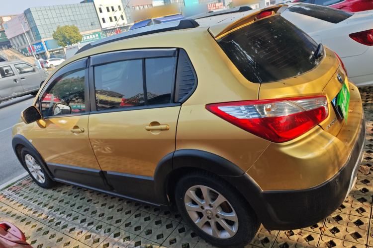 Used Venucia R50X 2013 1.6L Automatic Model Exterior 3