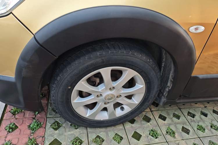 Used Venucia R50X 2013 1.6L Automatic Model Exterior 7
