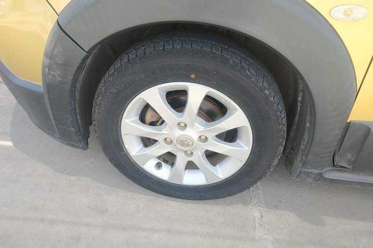 Used Venucia R50X 2013 1.6L Automatic Model Exterior 7
