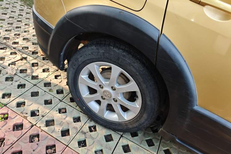 Used Venucia R50X 2013 1.6L Automatic Model Exterior 8