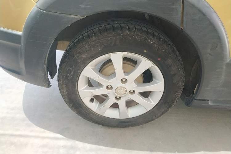 Used Venucia R50X 2013 1.6L Automatic Model Exterior 8
