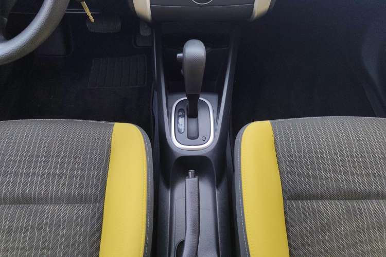 Used Venucia R50X 2013 1.6L Automatic Model Gear Lever