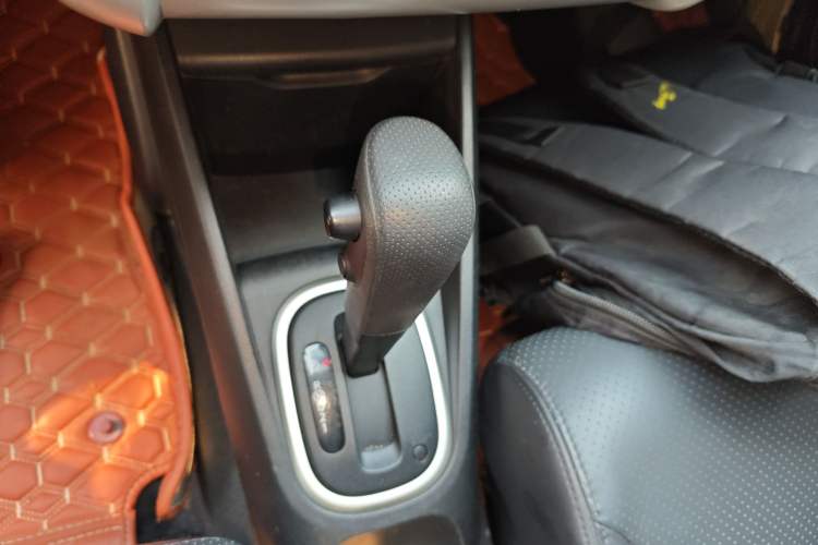 Used Venucia R50X 2013 1.6L Automatic Model Gear Lever