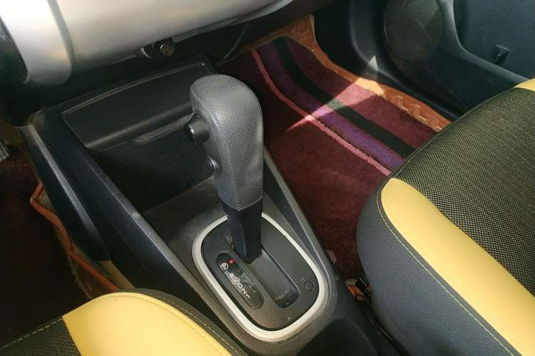 Used Venucia R50X 2013 1.6L Automatic Model Gear Lever