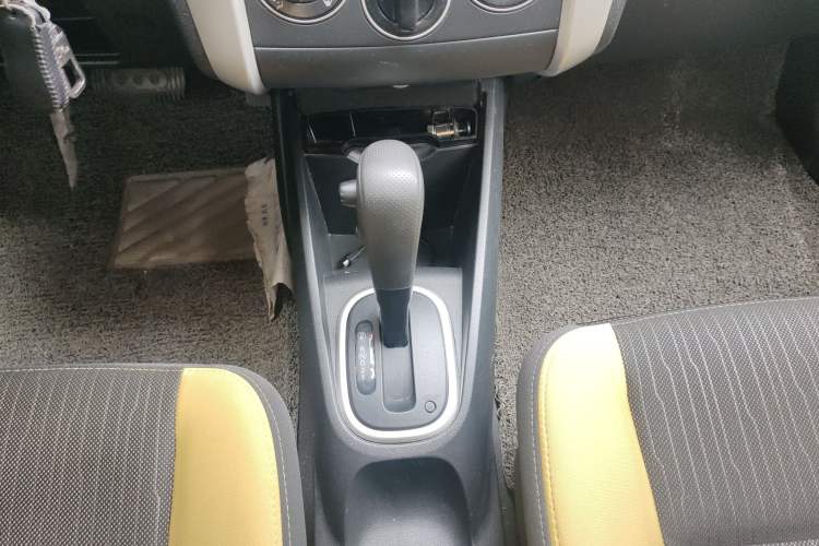 Used Venucia R50X 2013 1.6L Automatic Model Gear Lever