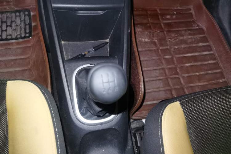 Used Venucia R50X 2013 1.6L Manual Model Gear Lever