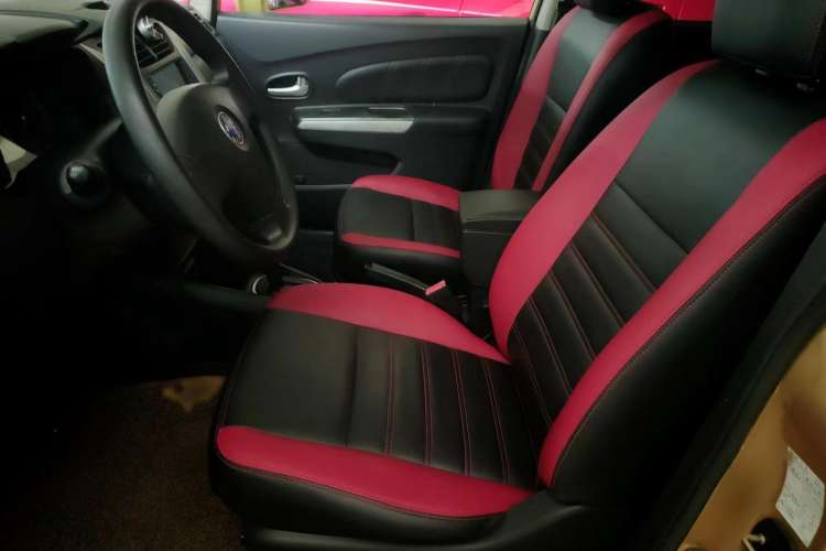 Used Venucia R50X 2013 1.6L Automatic Model Interior 2