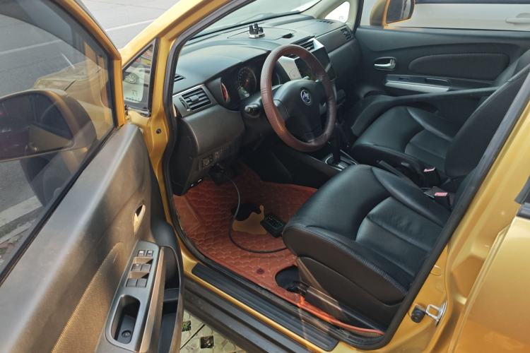 Used Venucia R50X 2013 1.6L Automatic Model Interior 3