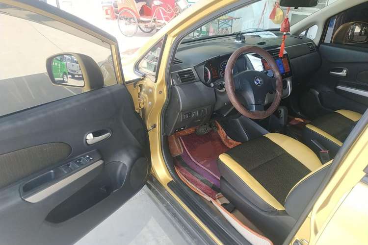 Used Venucia R50X 2013 1.6L Automatic Model Interior 3