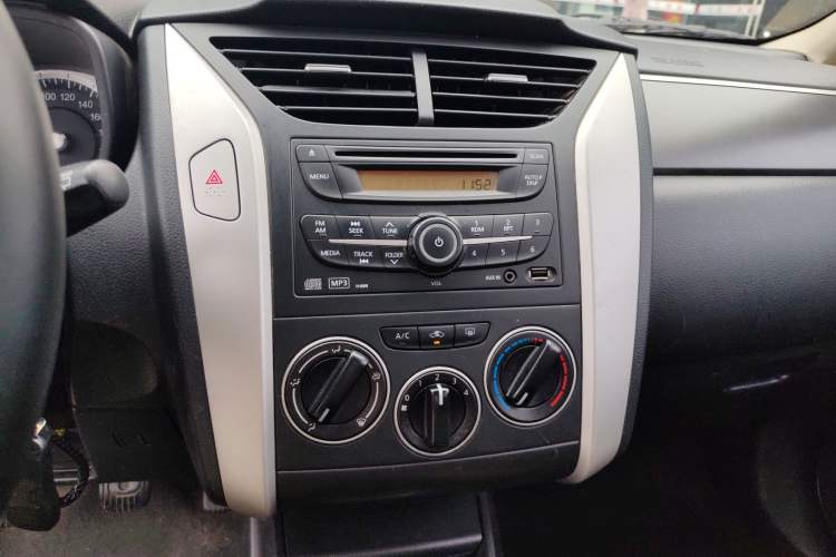 Used Venucia R50X 2013 1.6L Manual Model Interior 4