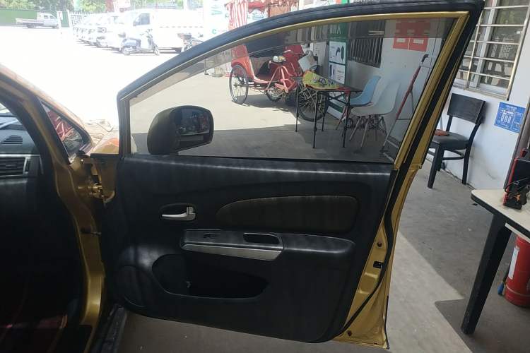 Used Venucia R50X 2013 1.6L Automatic Model Interior 5
