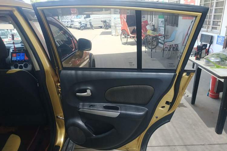Used Venucia R50X 2013 1.6L Automatic Model Interior 6