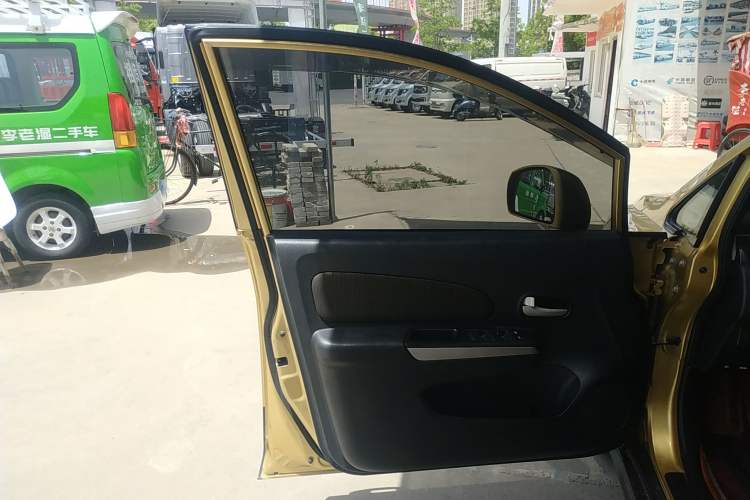 Used Venucia R50X 2013 1.6L Automatic Model Interior 7