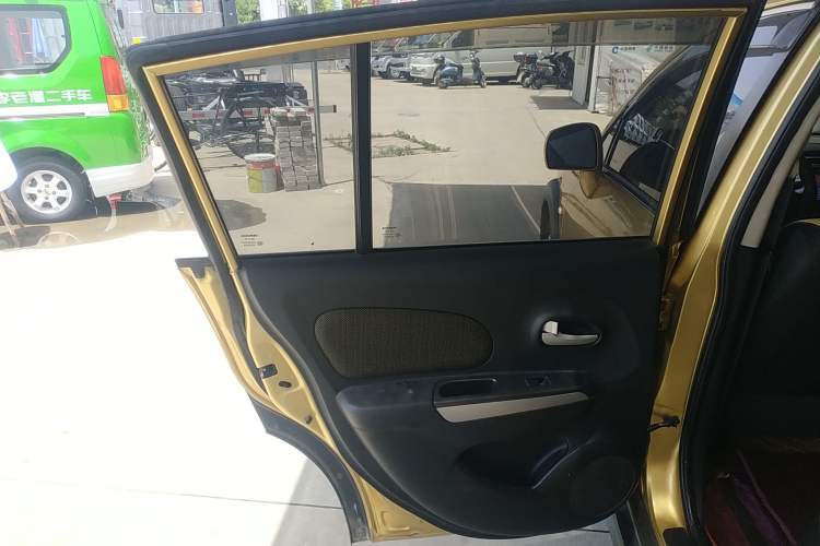 Used Venucia R50X 2013 1.6L Automatic Model Interior 8