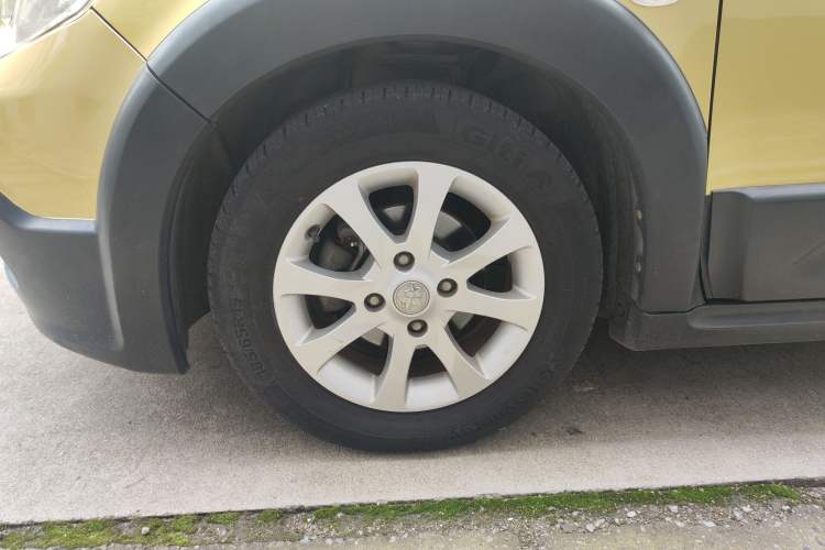 Used Venucia R50X 2013 1.6L Automatic Model Left Front Wheel Hub