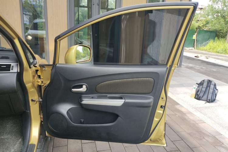 Used Venucia R50X 2013 1.6L Automatic Model Right Front Door Interior