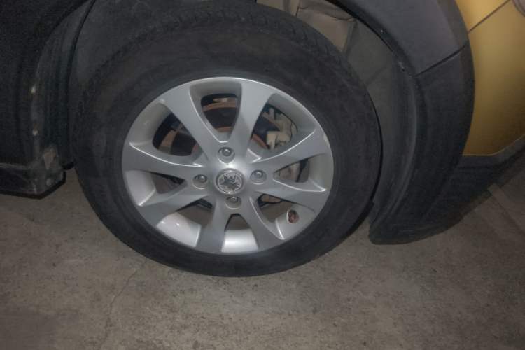 Used Venucia R50X 2013 1.6L Automatic Model Right Front Wheel Hub