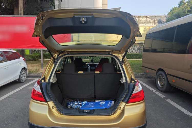 Used Venucia R50X 2013 1.6L Automatic Model Trunk