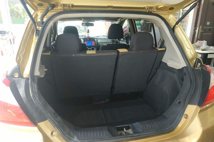 Used Venucia R50X 2013 1.6L Automatic Model Trunk