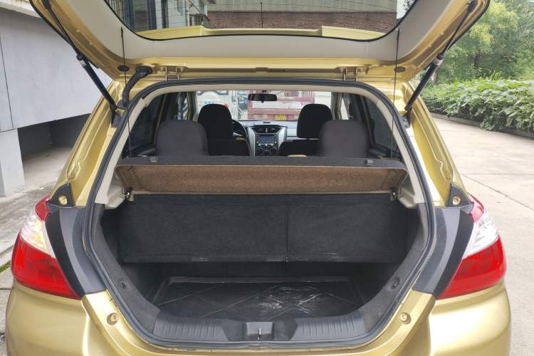 Used Venucia R50X 2013 1.6L Automatic Model Trunk
