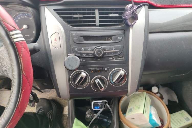 Used Venucia R50X 2015 1.6L Manual Trend Edition Audio And AC Panel