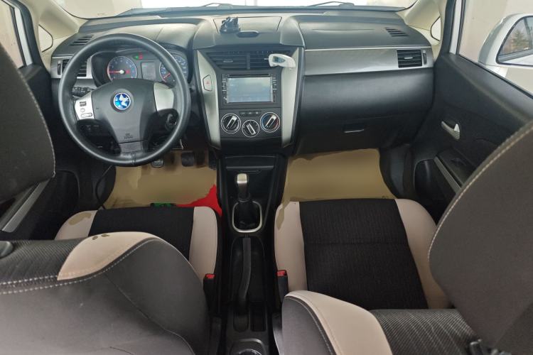 Used Venucia R50X 2015 1.6L Manual Luxury Edition Center Console