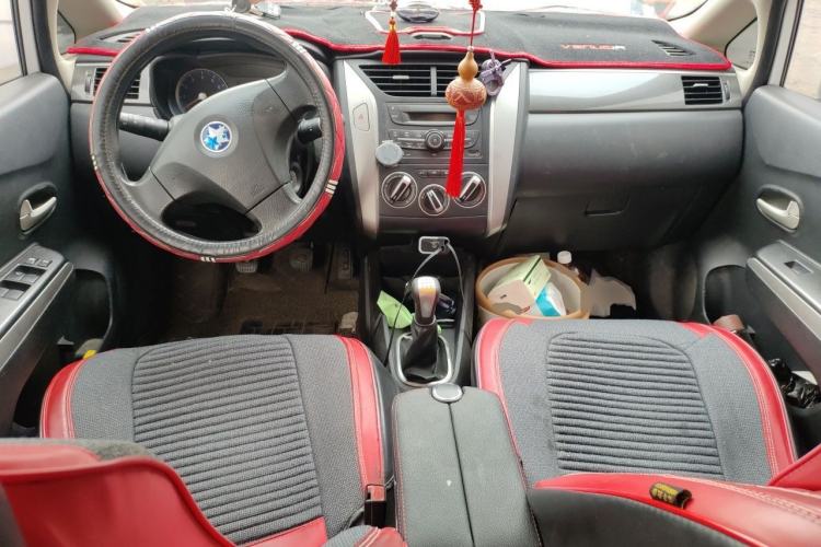 Used Venucia R50X 2015 1.6L Manual Trend Edition Center Console