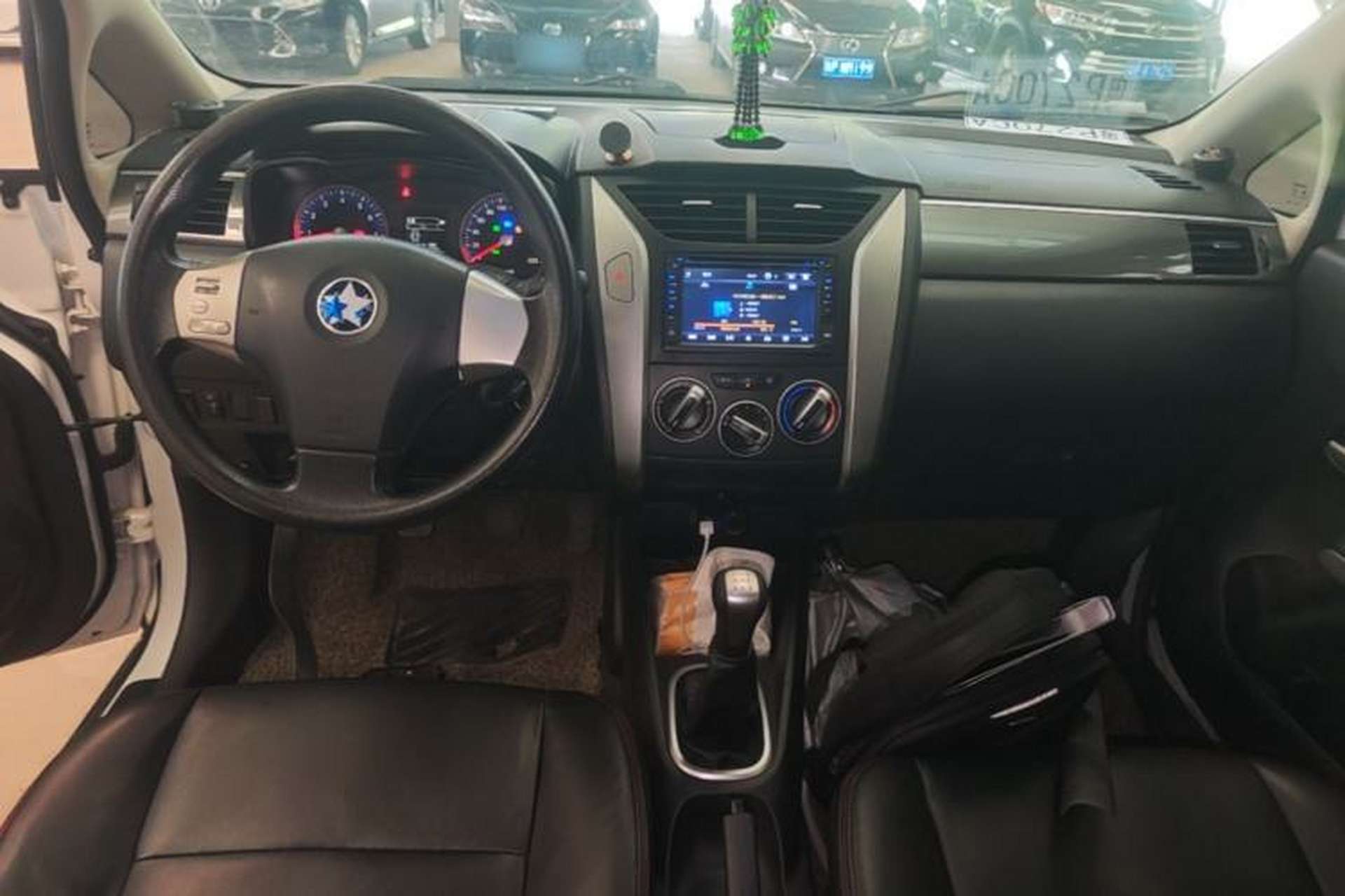 Used Venucia R50X 2015 1.6L Manual Luxury Edition Center Console