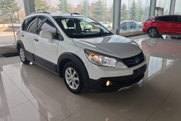 Used Venucia R50X 2015 1.6L Manual Luxury Edition Front Right 45 Deg